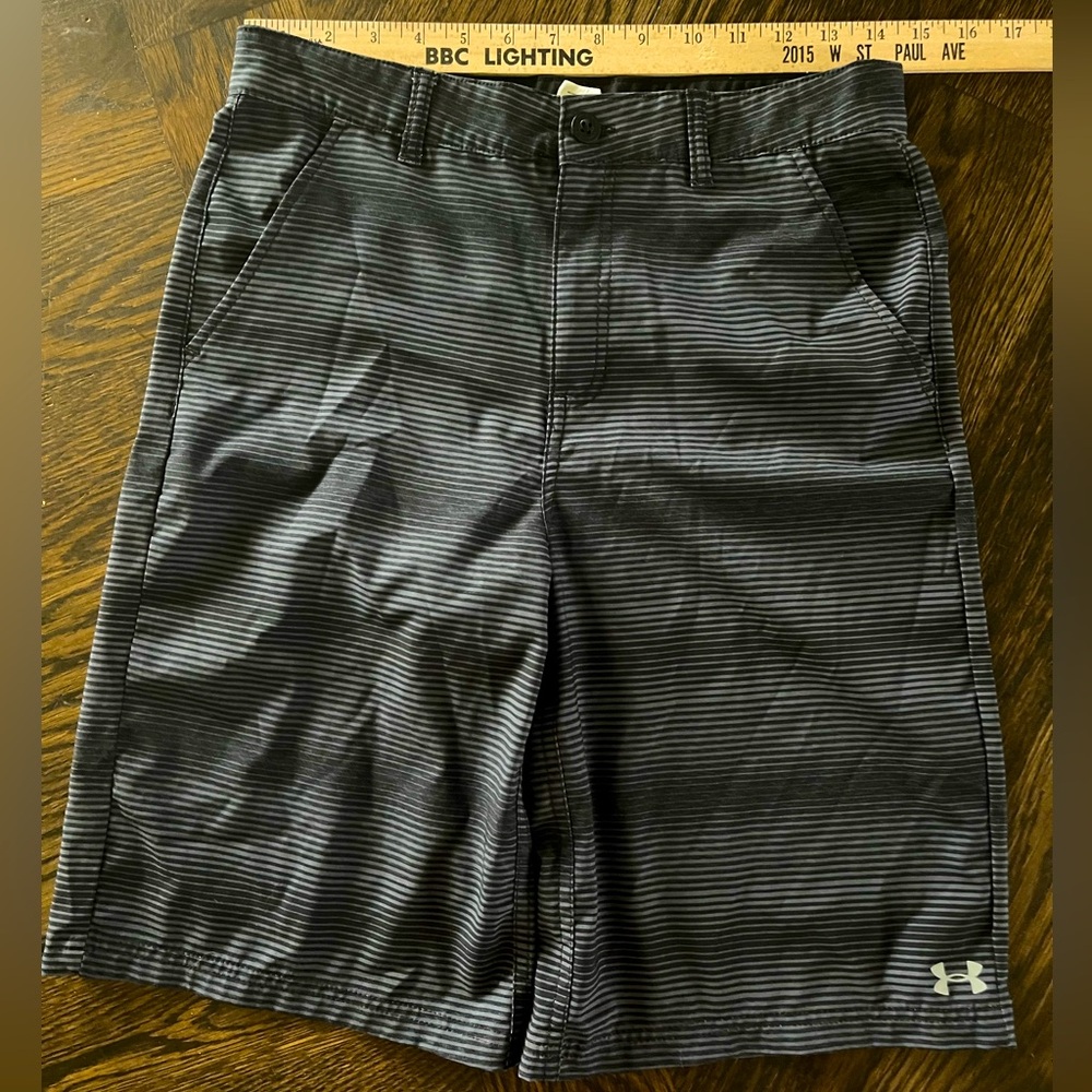 Under Armour gray black striped 20 shorts stretch lightweight